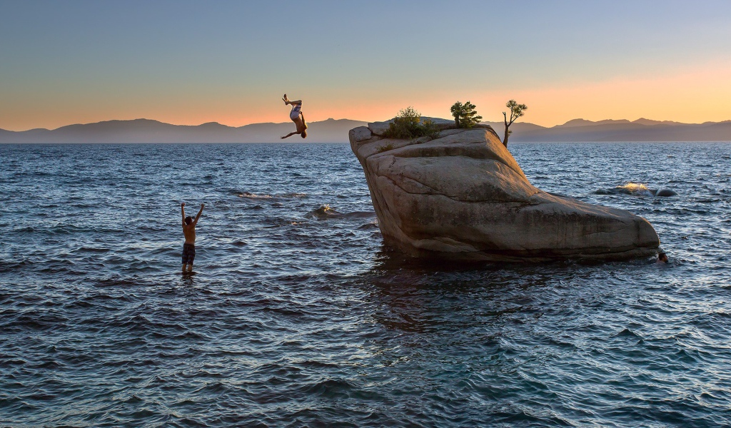 Прыжки со скалы у берега