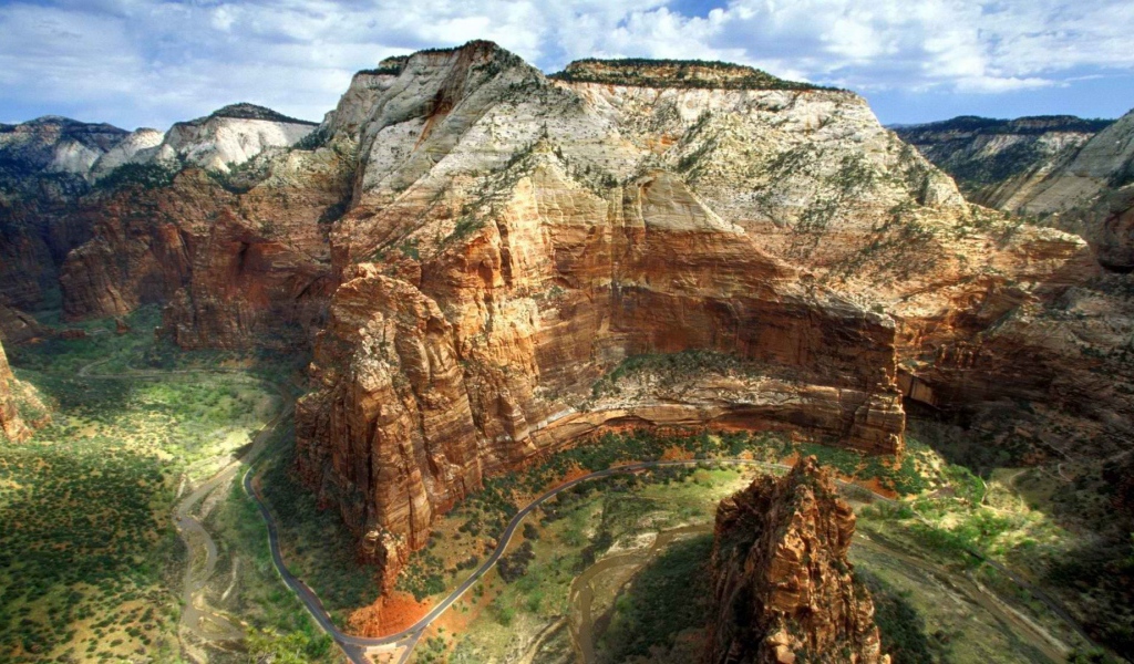 Пейзаж с обрывистыми скалами каньона