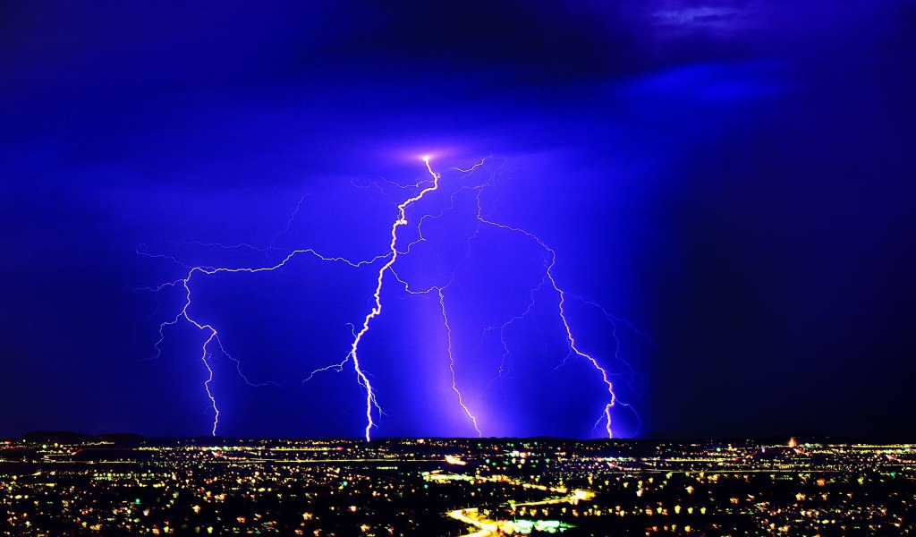 Молния в синем небе над ночным городом