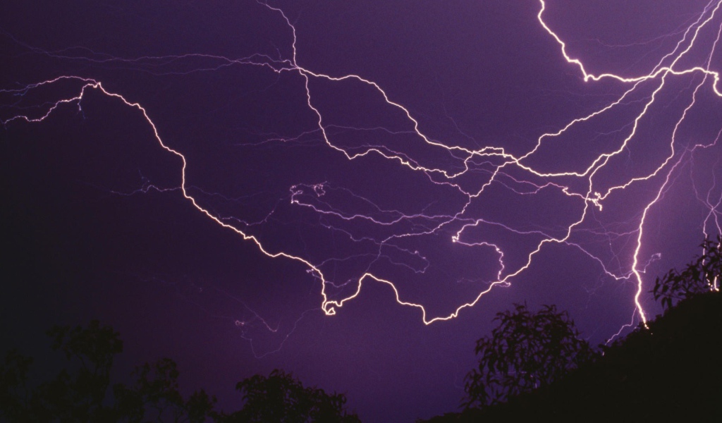 Молнии в фиолетовом небе ночью