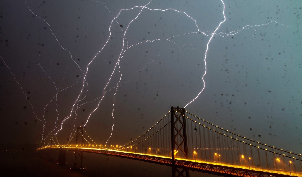 Молнии бьют в мост во время грозы