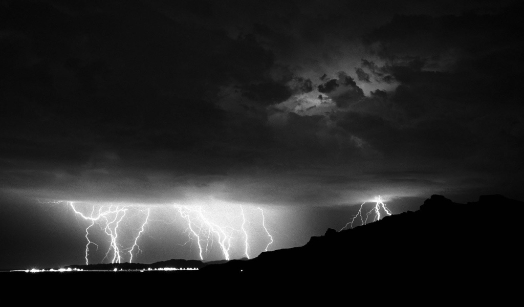 Монохромное фото грозы