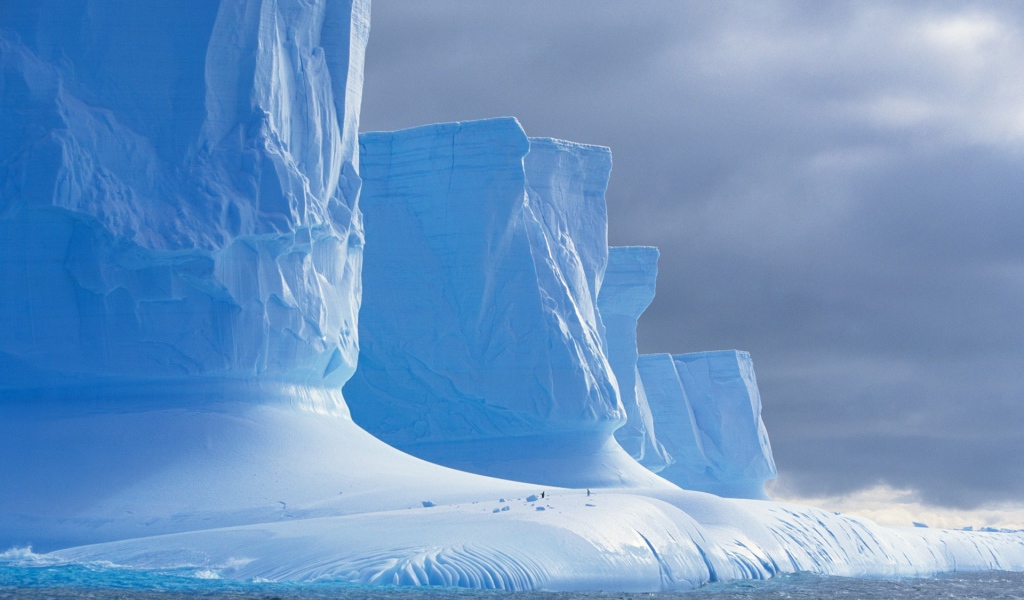 Монументальные ледяные скалы