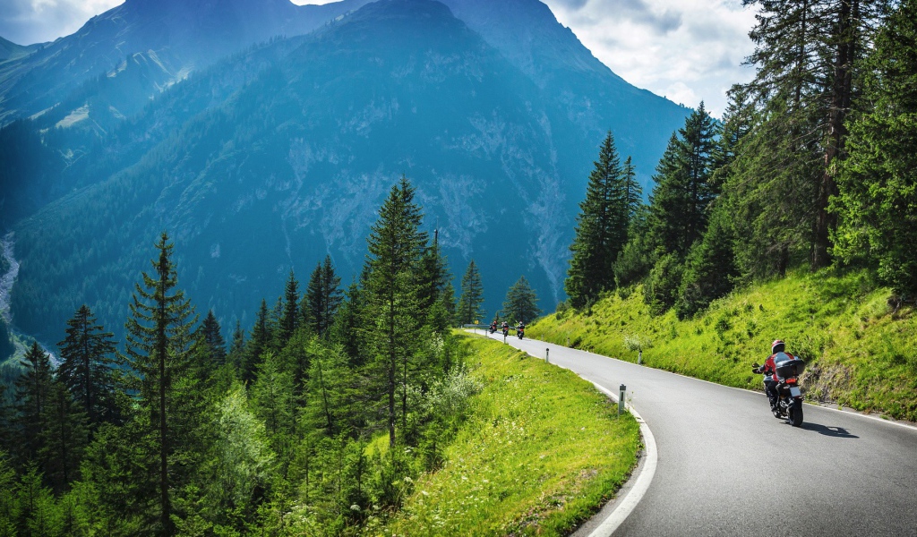 Мотоциклист на горной дороге