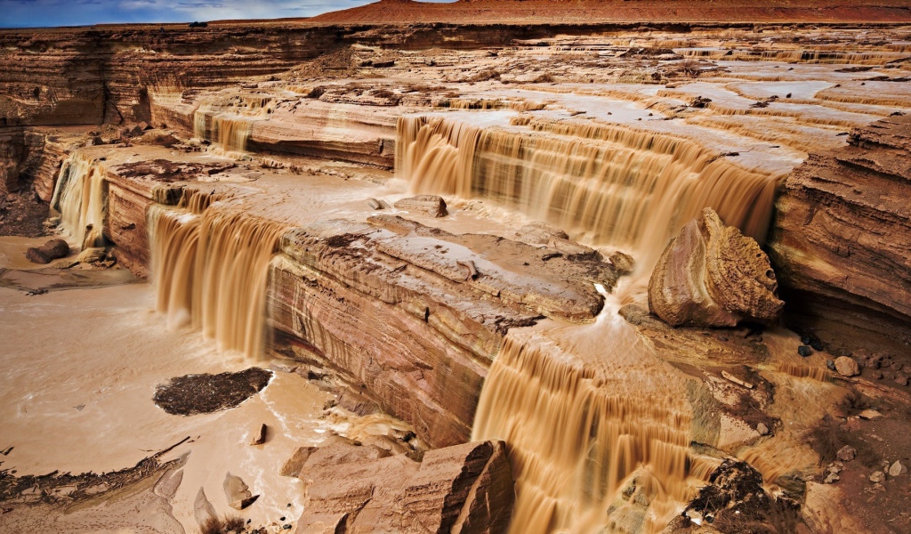 Мутная вода стекает со скал