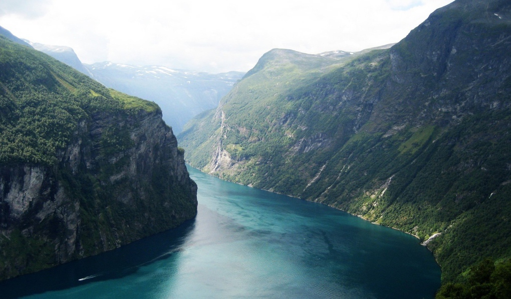 Узкий морской залив