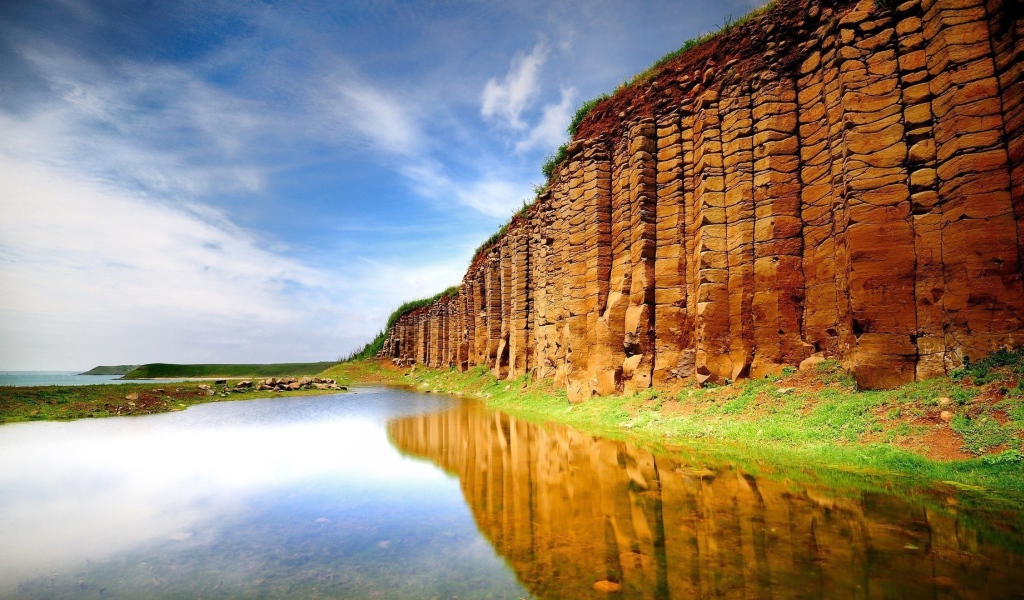 Природная стена из камня