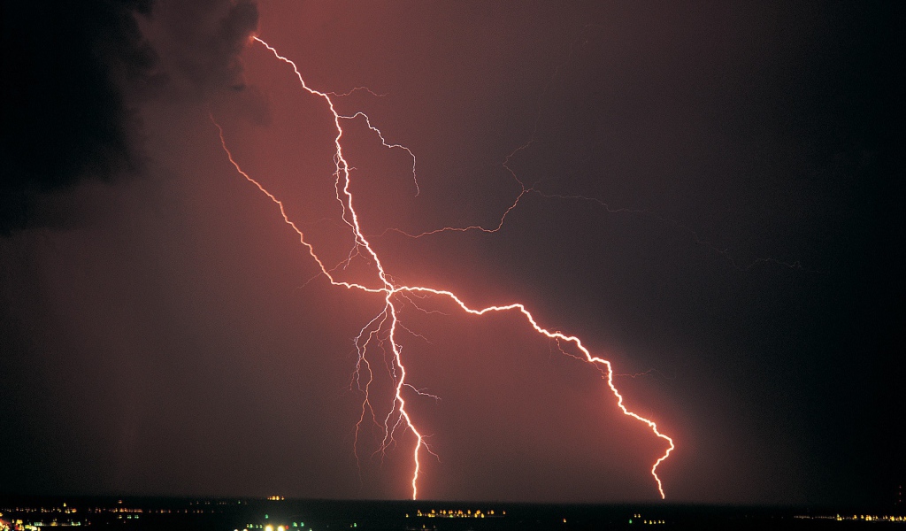 Оранжевая молния в черном небе