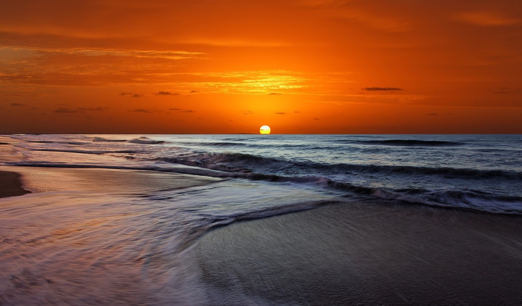 Оранжевое небо и бурное море