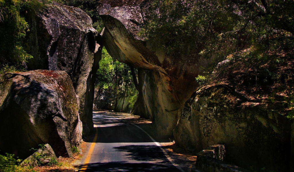 Проезд между двух скал