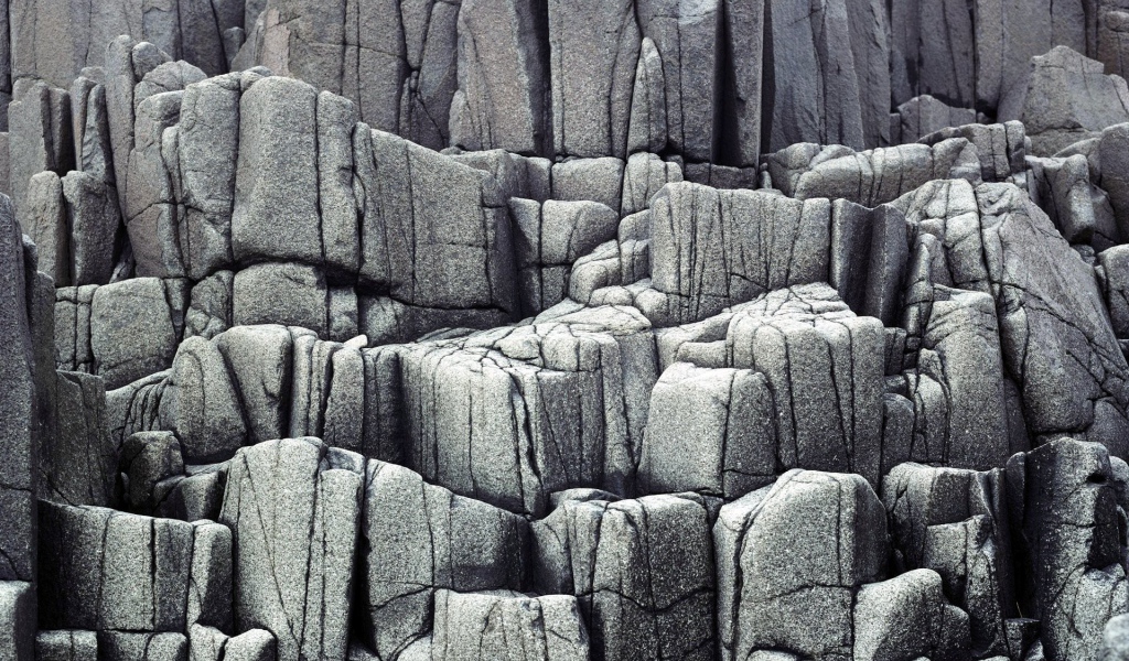 Нагромождение серых скал