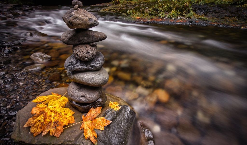 Стопка камней на валуне у ручья