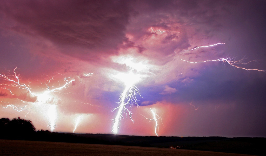 Мощные разряды молний в розовых облаках
