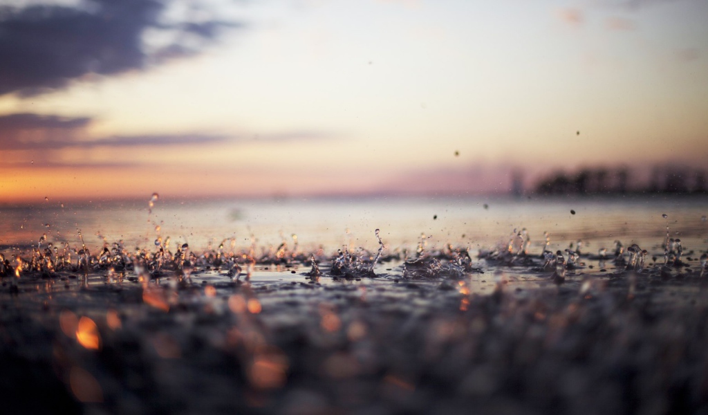 Капли дождя на мостовой