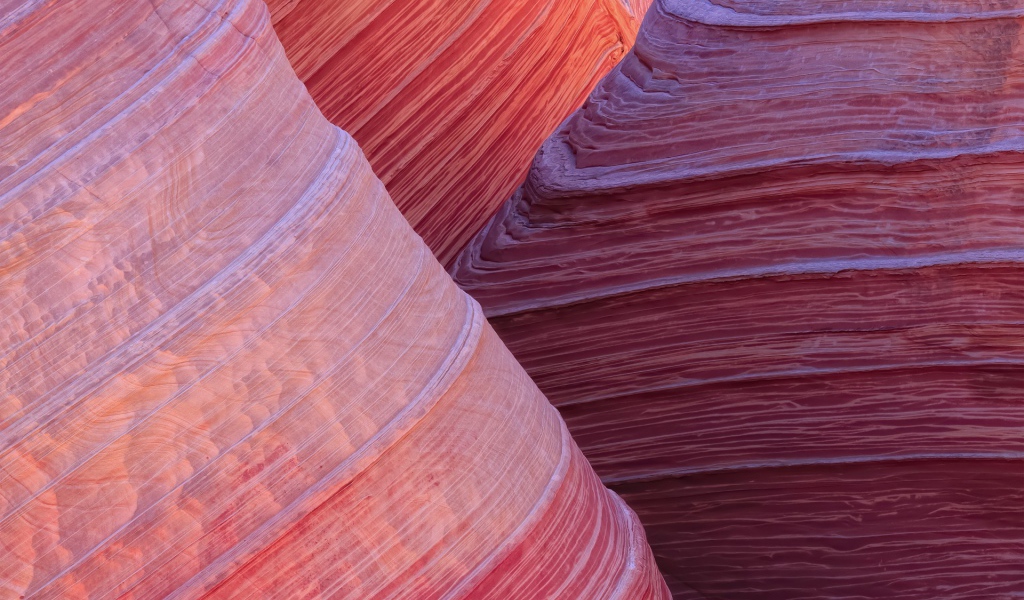 Красный слоистый камень в каньоне