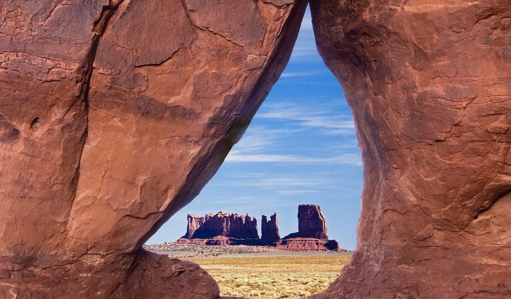 Скальные образования, вид через проем в скале