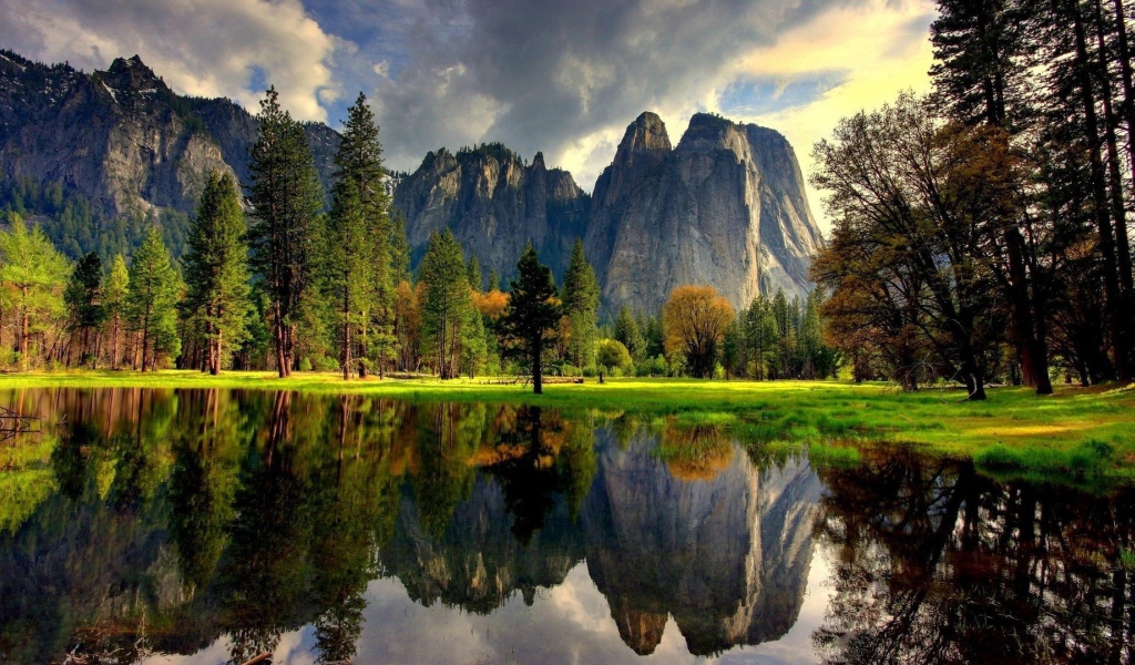 Скалы отражаются в озере в национальном парке