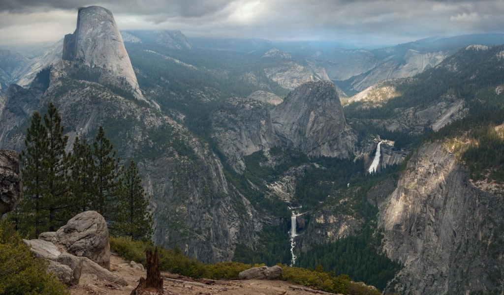 Скалы в парке Йосемити в США