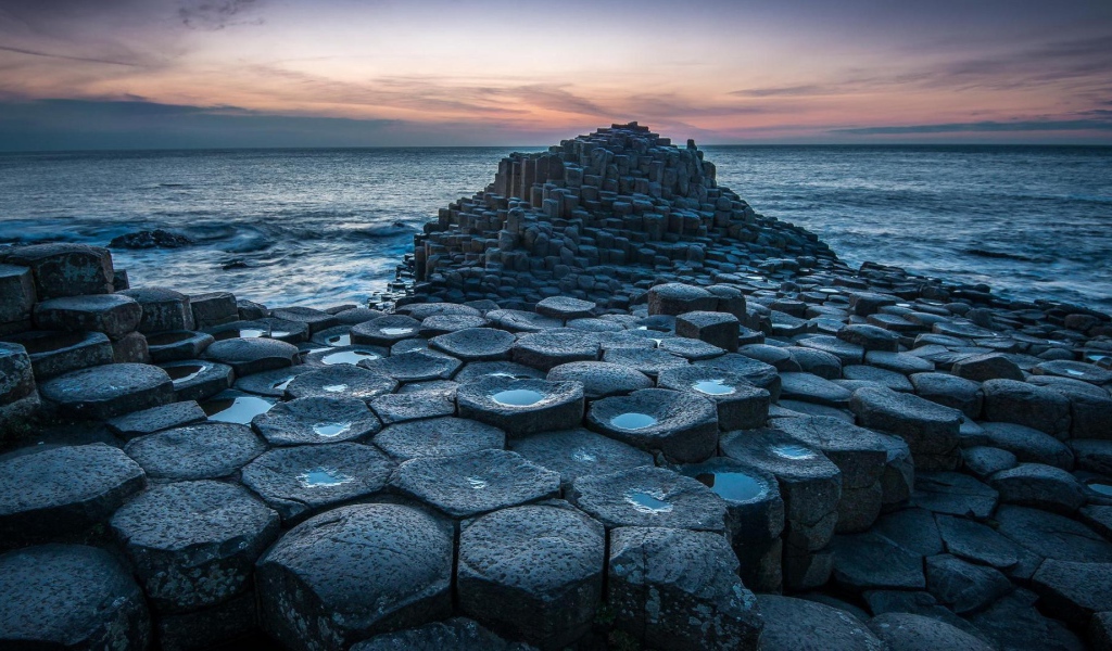 Скалы похожие на соты