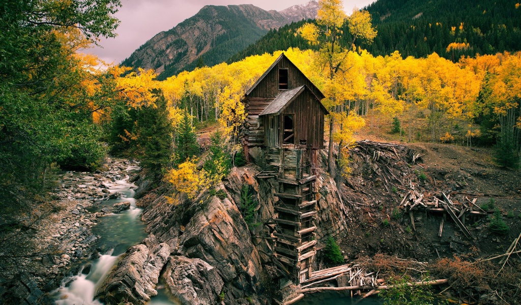Хозяйственная постройка из дерева над обрывом