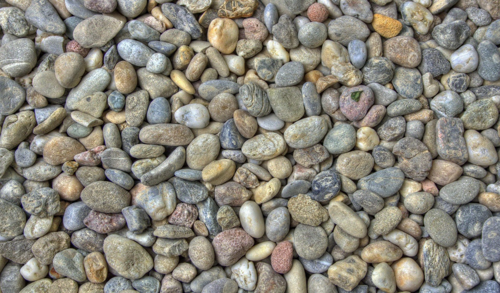 Гладкие камешки на берегу моря