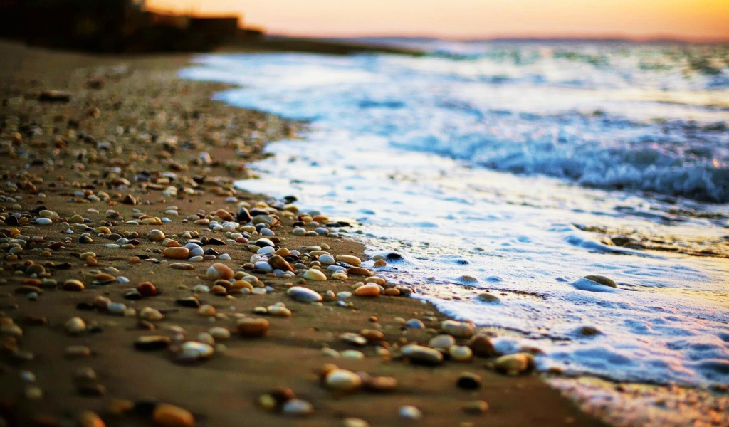 Гладкие камни на пляже