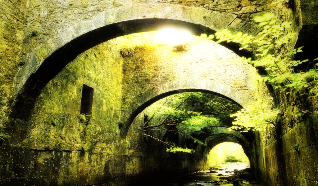 Каменные своды над ручьем