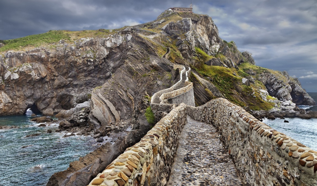 Каменная тропа на вершину холма над морем