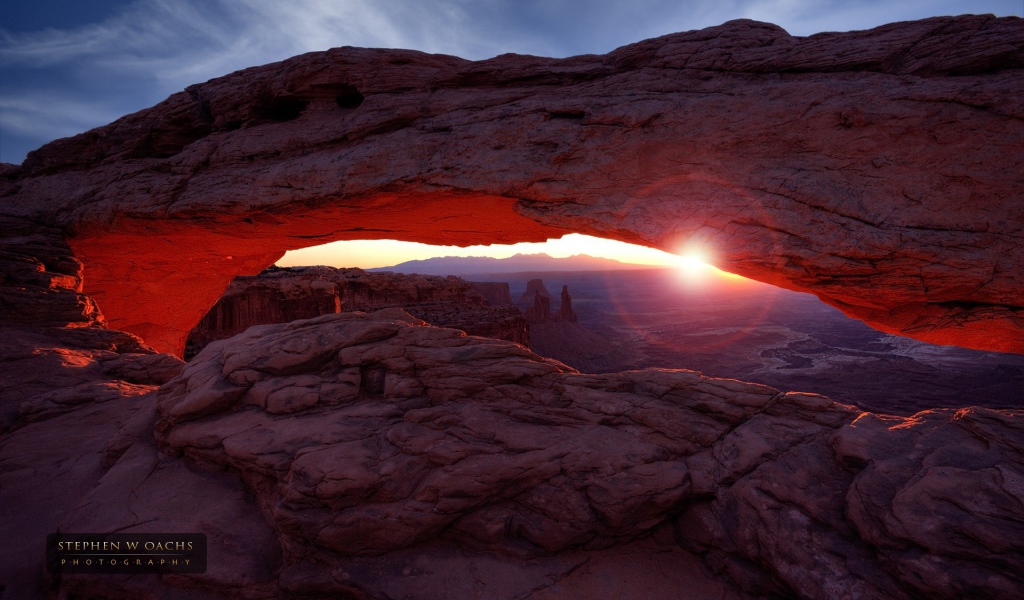 Восход солнца между скал