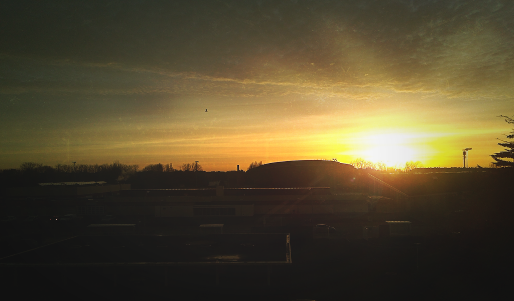 Восход солнца над постройками