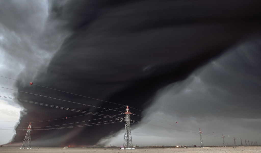 Черное облако дыма в небе