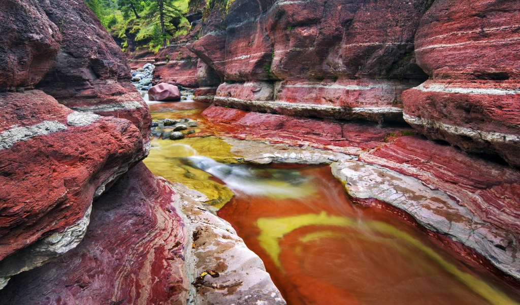 Поток воды среди красных скал