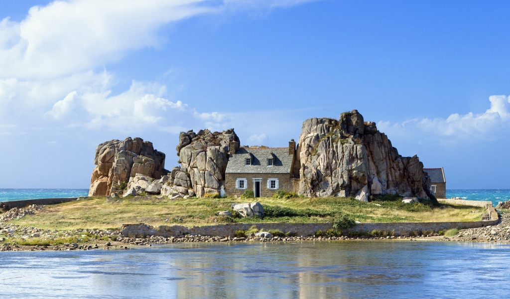 Дом зажат между двух скал