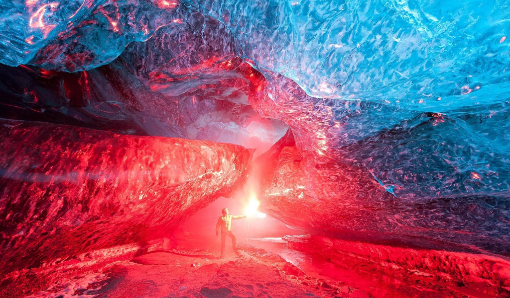 Красный свет в ледяной пещере