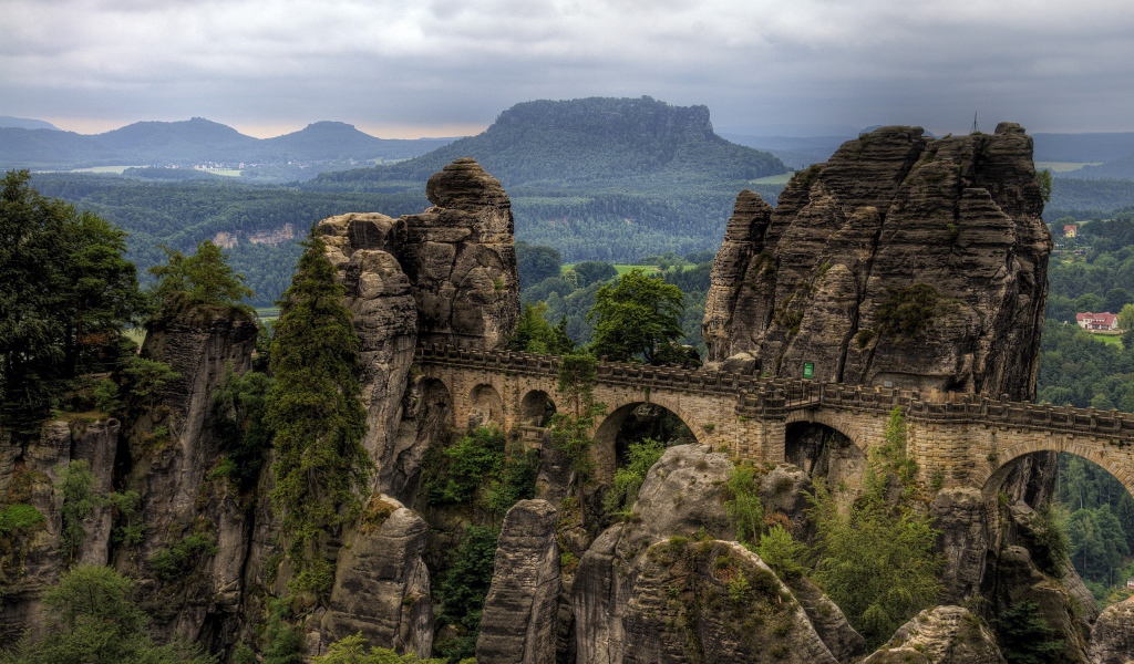 Остатки акведука между скалами