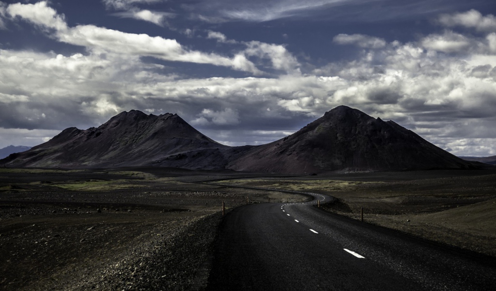 Дорога идет по равнине к горам