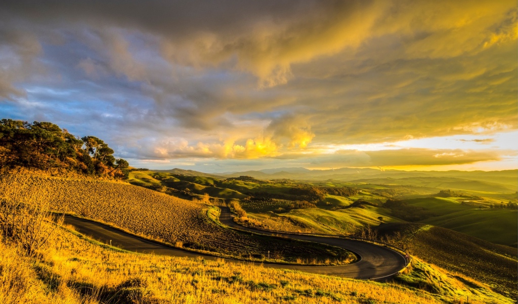 Дорога среди холмов