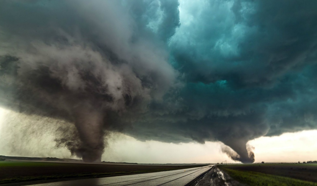 Два мощных торнадо