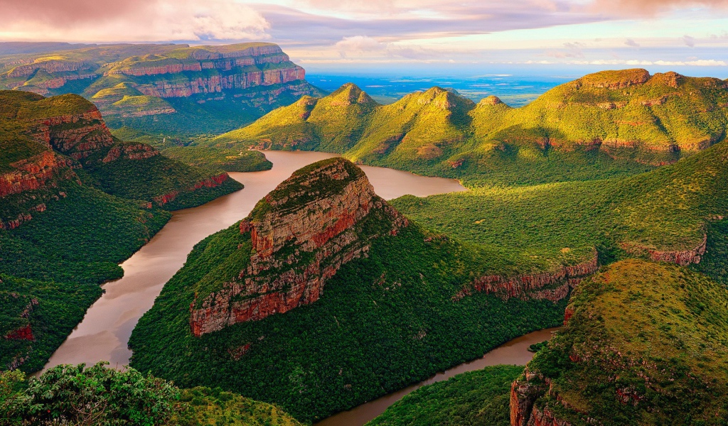 Покрытые зеленью скалы каньона
