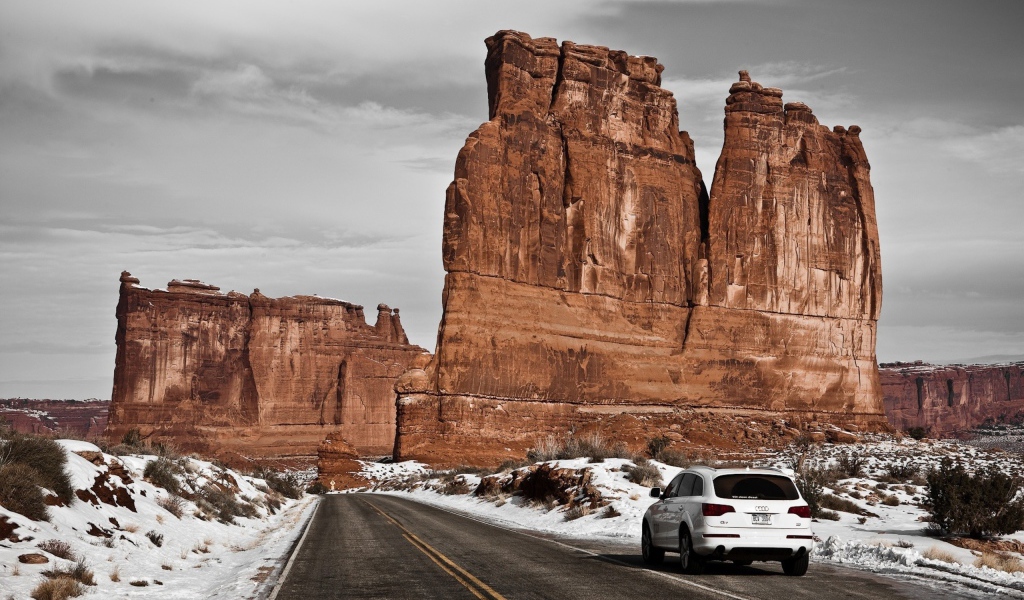 Вертикальная коричневая скала у дороги