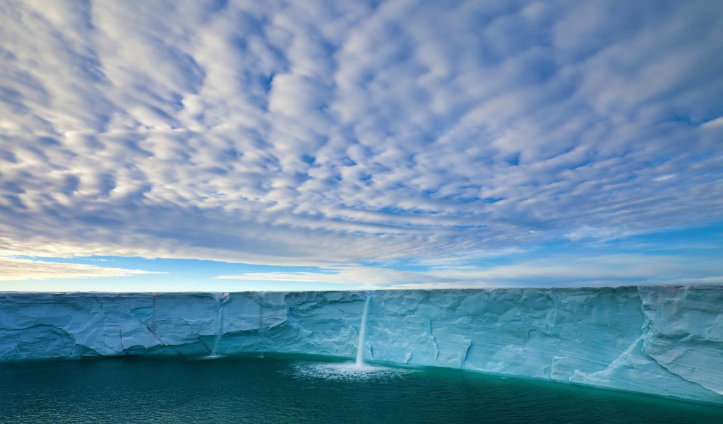 Вода стекает с края ледника