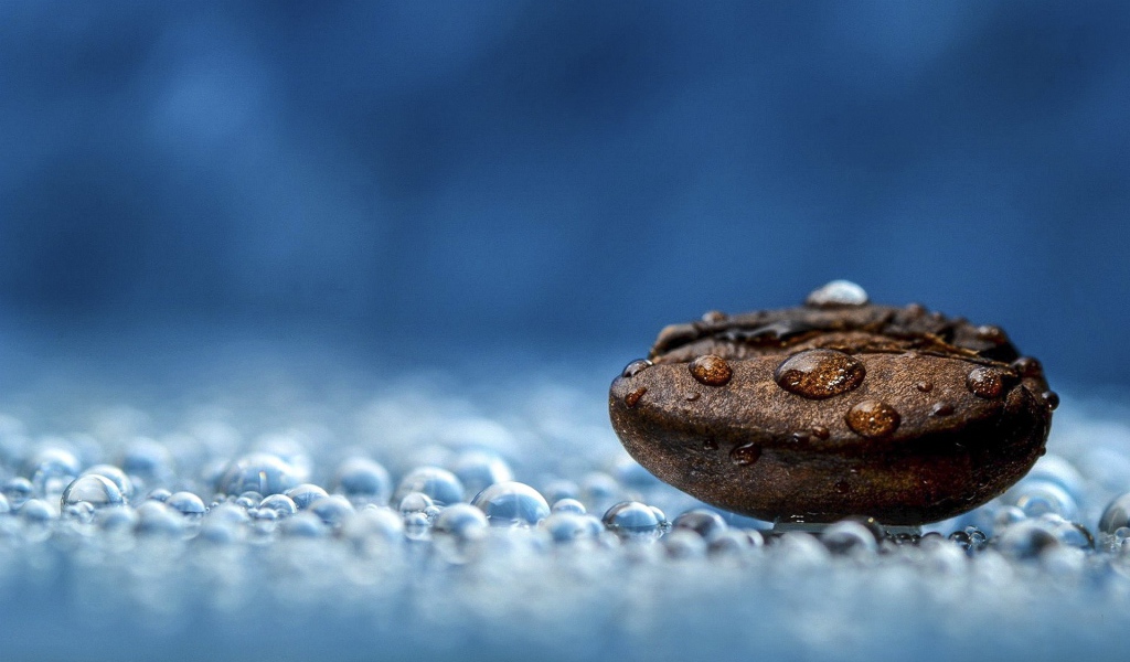 Вода на коричневом гладком камне