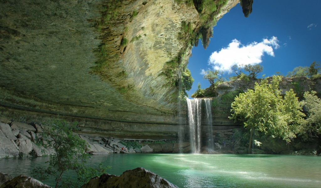 Водопад и озеро под каменным козырьком