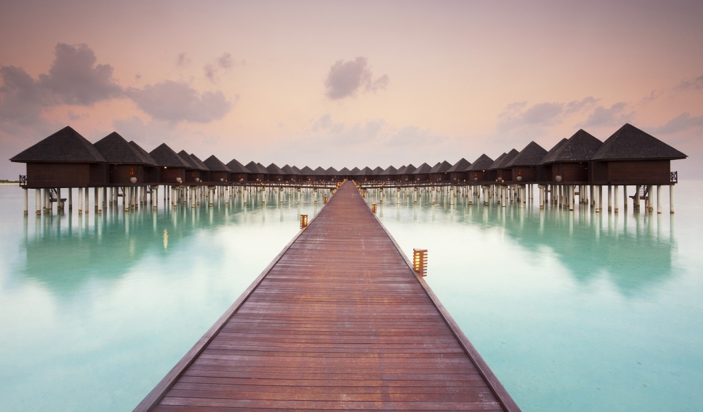 Деревянная дорожка к домикам для туристов