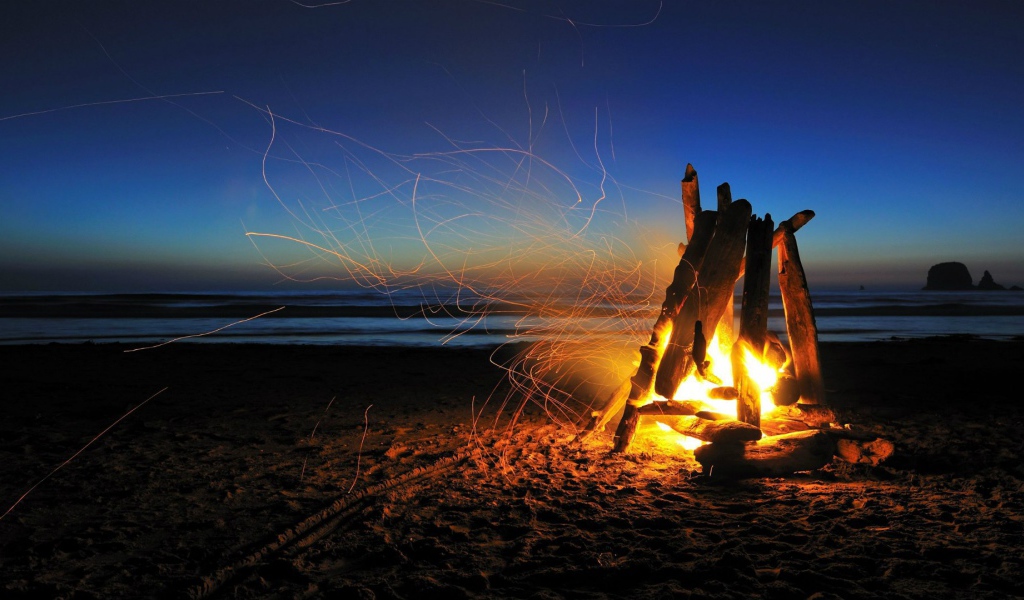 Костер на песке на берегу моря