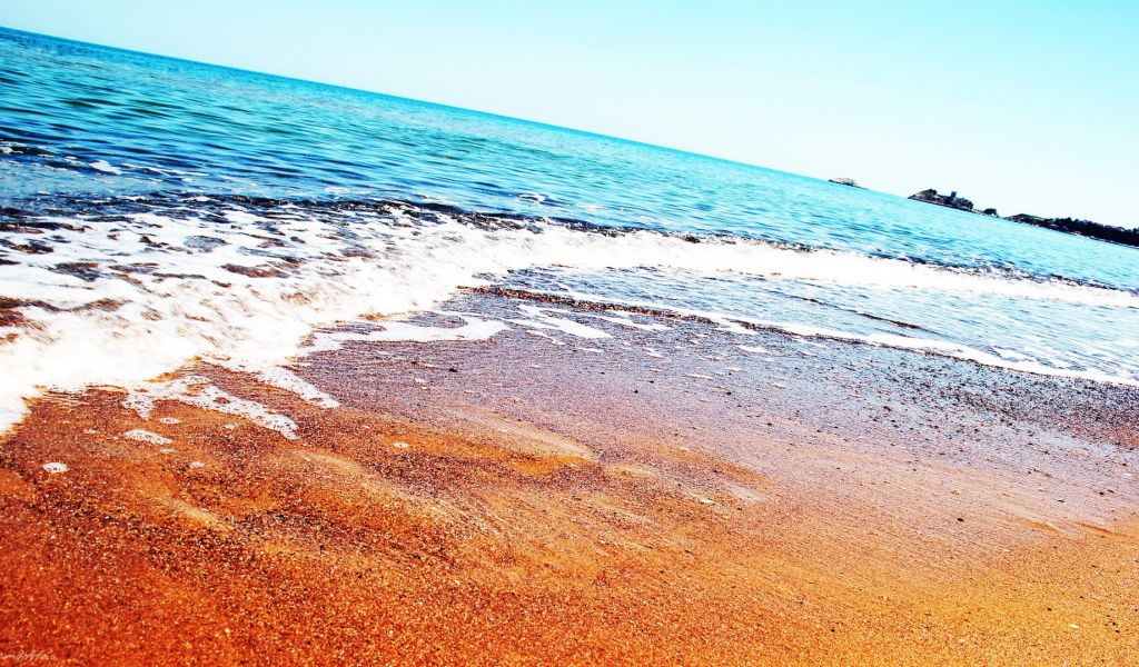 Спокойное голубое море и песчаный пляж