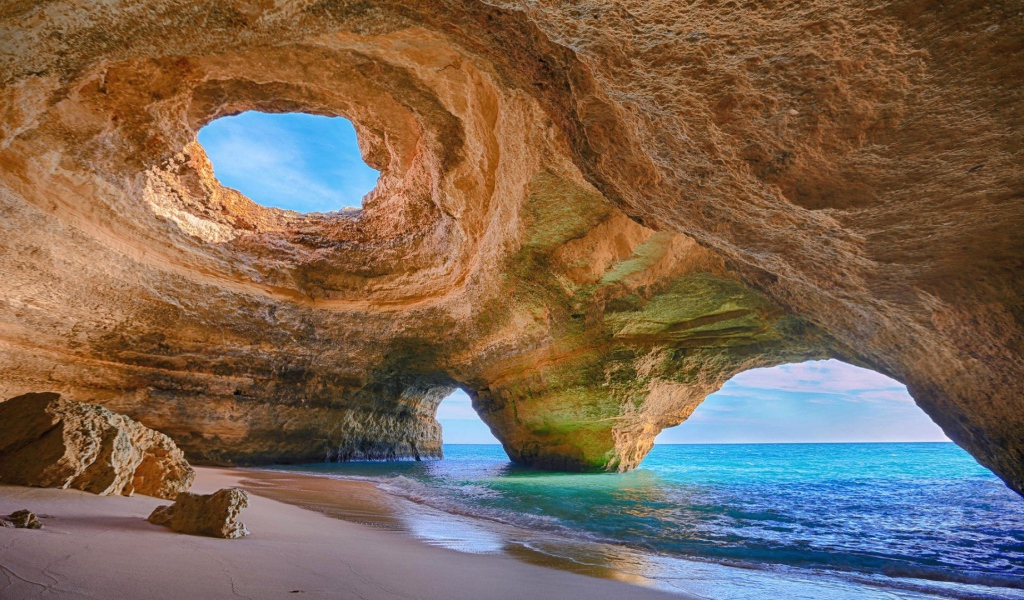 Cave Beach в Алгарве, Португалия