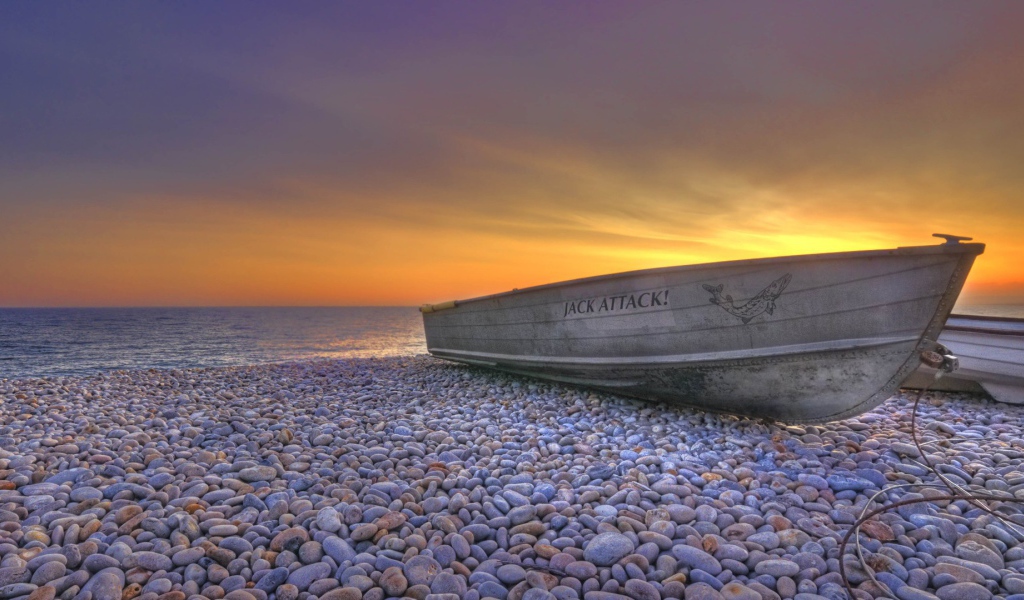 Рыбачья лодка на прибрежной гальке