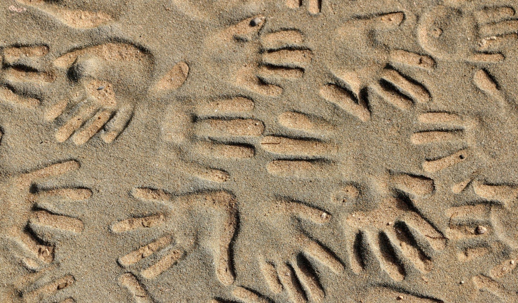 Следы рук на песке