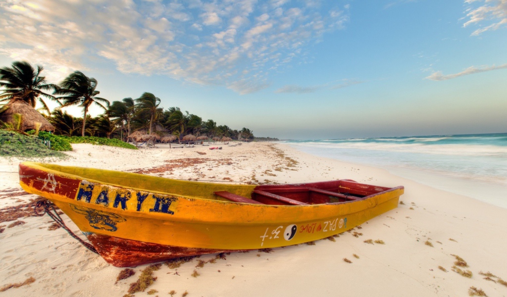 Лодка Мария на пляже